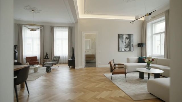 Wiener Altbauwohnung mit großen Fenstern