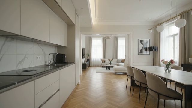 Wiener Altbauwohnung mit Küche und Essbereich